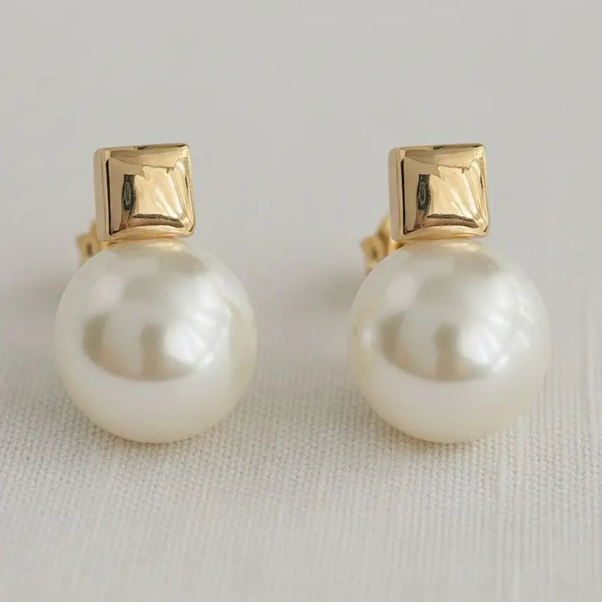 Chic High-Gloss Pearl Stud Earrings